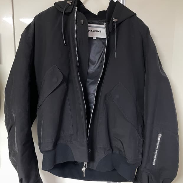 알렌느 사틴 3D 디테처블 핑거 홀 후드 봄버 블랙 2사이즈