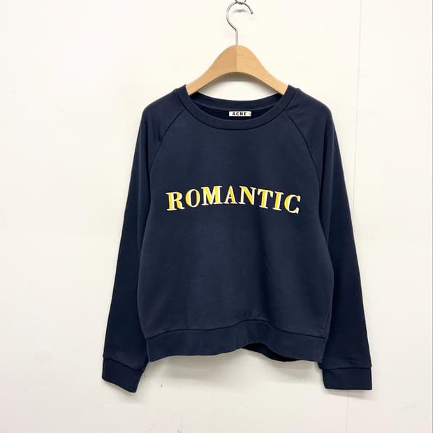 아크네 로맨틱 프린트 크롭 스웻셔츠