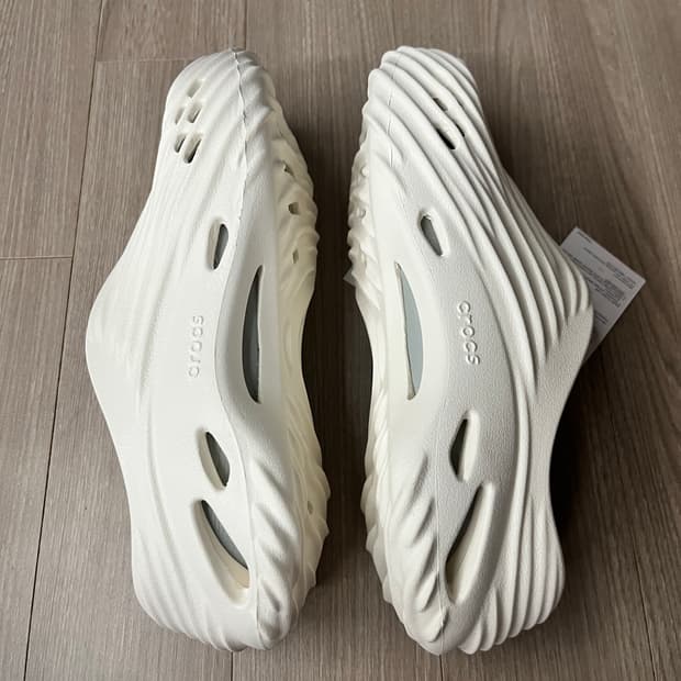 크록스 에코 웨이브 클로그 뮬 크림 260 새제품