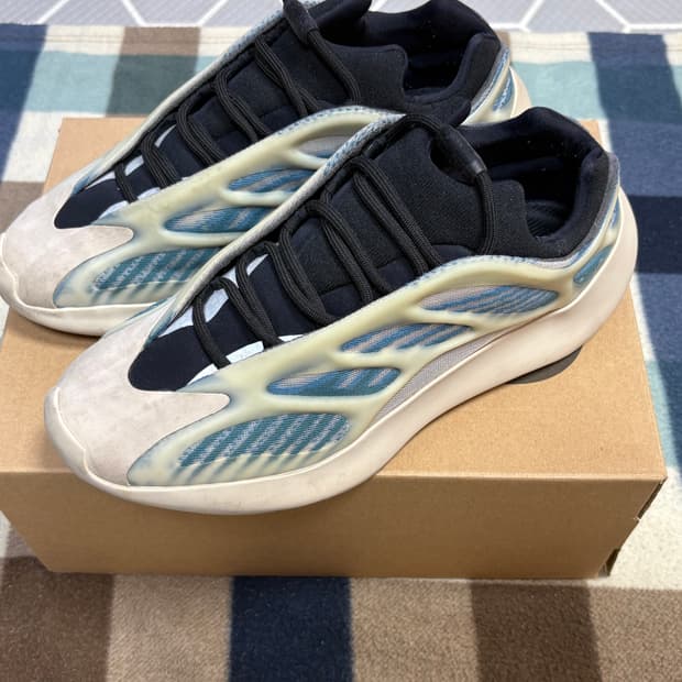 아디다스 700 V3 카이아나이트 270