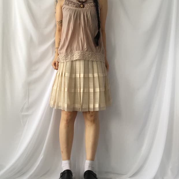 Lace trimming sleeveless