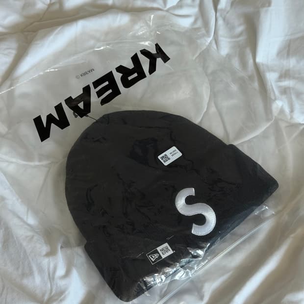 (미시착새상품) 24fw 슈프림 뉴에라 S로고 비니 블랙