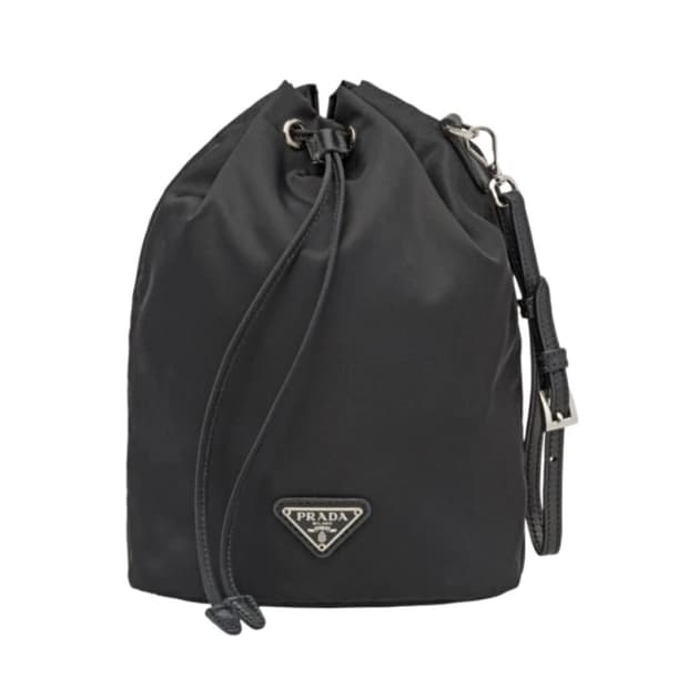 최신구매)프라다 리나일론 드로우 스트링 파우치 블랙 팝니다.