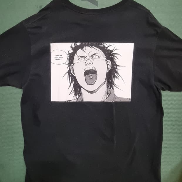 슈프림 아키라 알약 반팔