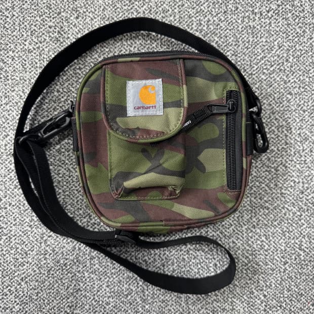 칼하트 WIP카모 에션셜 백