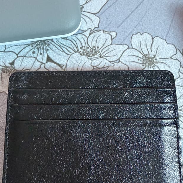 더뮤지엄비지터 블랙 카드지갑