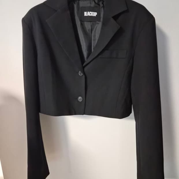 새상품 블랙업(BLACKUP)의 크롭 블레이저 자켓
