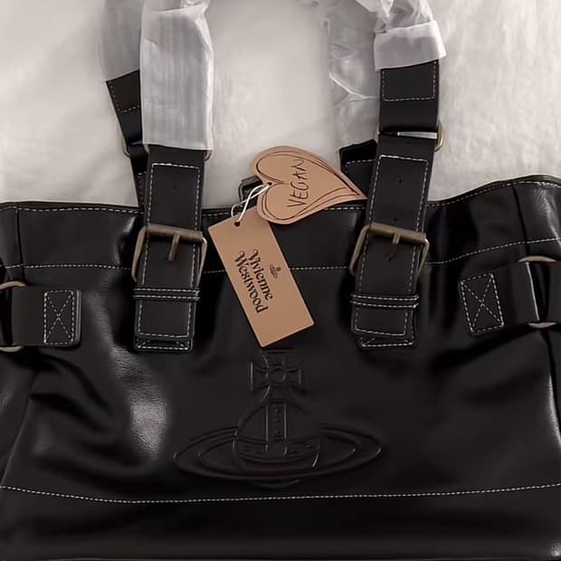 비비안웨스트우드  버클 숄더백