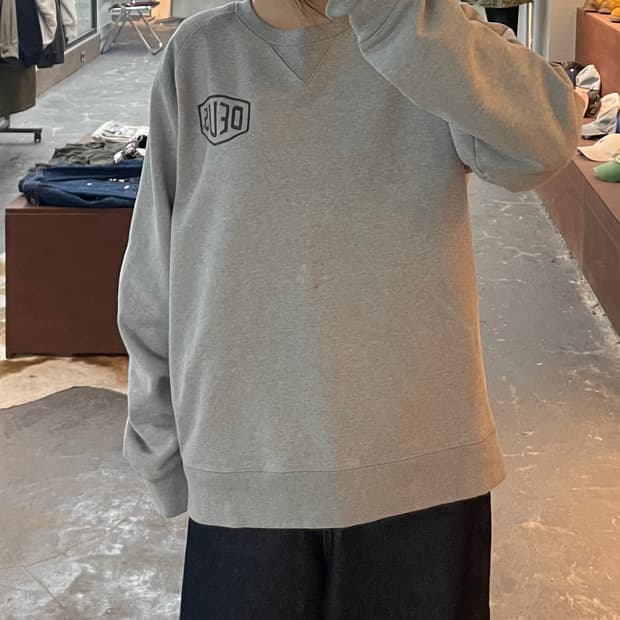 데우스 엑스 마키나 서울 어드레스 크루 그레이 맨투맨 H2154