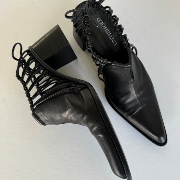 UNTISHOLD 레이스업 포인티드 투 힐