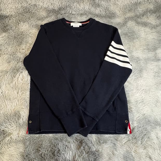 2사이즈 톰브라운 사선완장 맨투맨 네이비