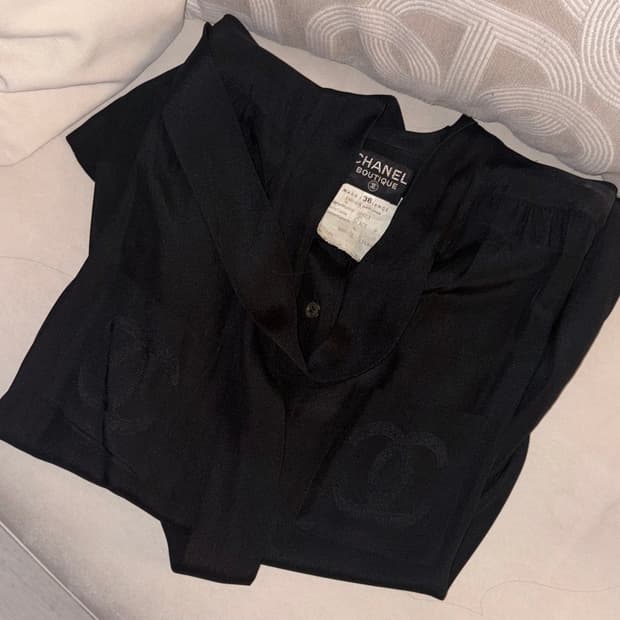 (정품) 샤넬 부티크 실크 100 타이 블랙 로고 블라우스 셔츠