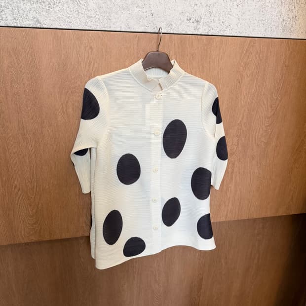 빈티지 플리츠 블라우스 빅 도트 패턴 버튼업 디테일 아이보리