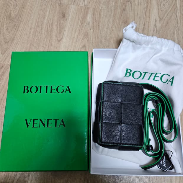 보테가 베네타 미니 레더 캔디 카세트백 블랙 패러킷