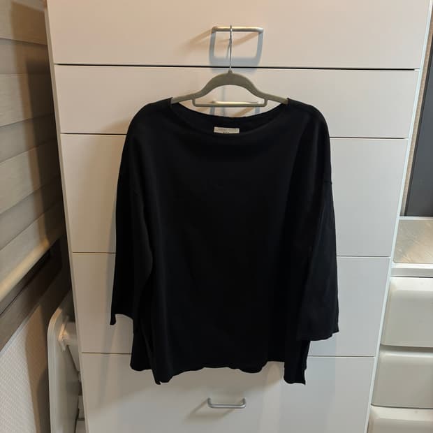 1er Arrondissement 일본제 블랙 컷아웃 반팔