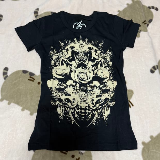 iron fist 고딕 그래픽 티셔츠