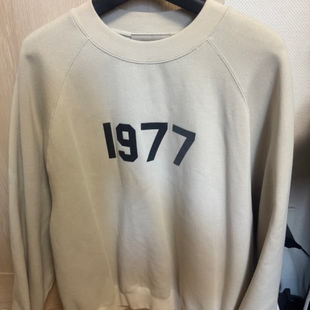 에센셜 1977 크루넥 스웨트셔츠 베이지