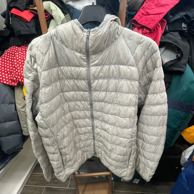 유니클로 경량패딩 남여공용 l사이즈 