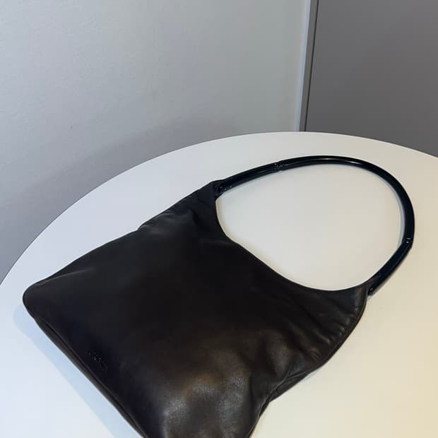 프라다 레더 숄더백 브라운