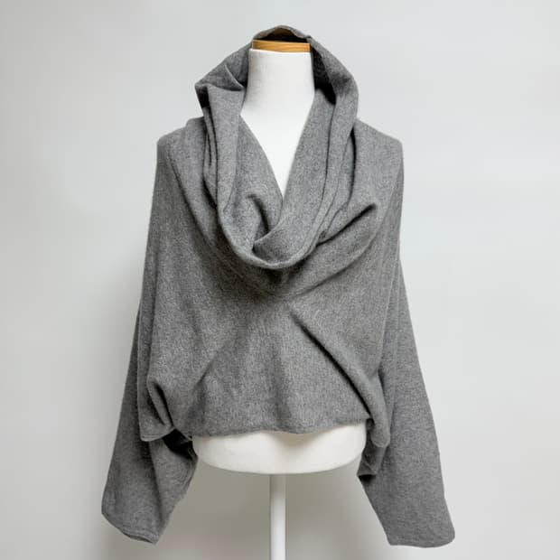 [캐시미어 100%] 드레이프 언발 그레이 니트 탑