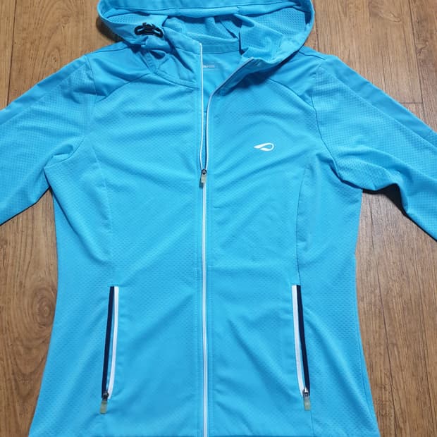 1118 프로스펙스 기능성 후드집업 90 사이즈입니다