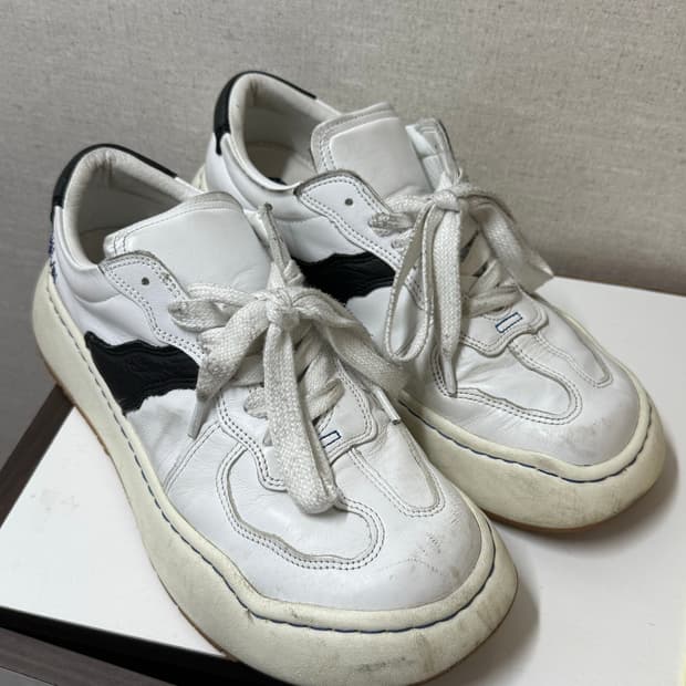 아더에러 로그 바우스 화이트 270사이즈 팝니다