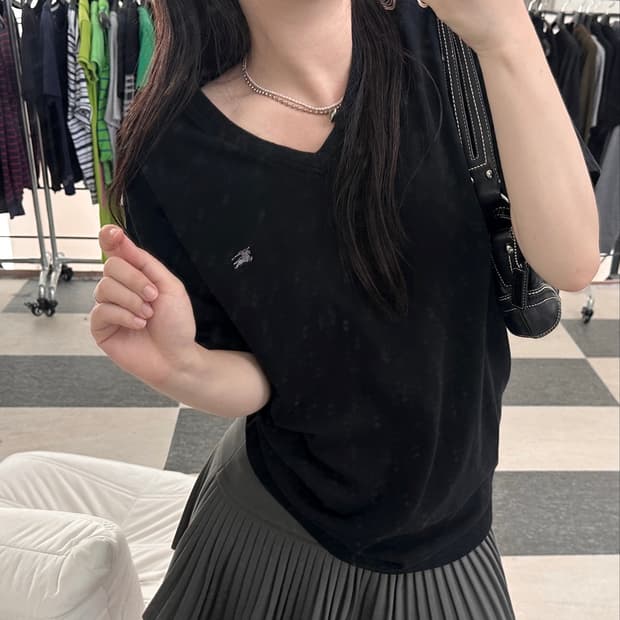버버리 기마로고 V넥 반팔 티셔츠 