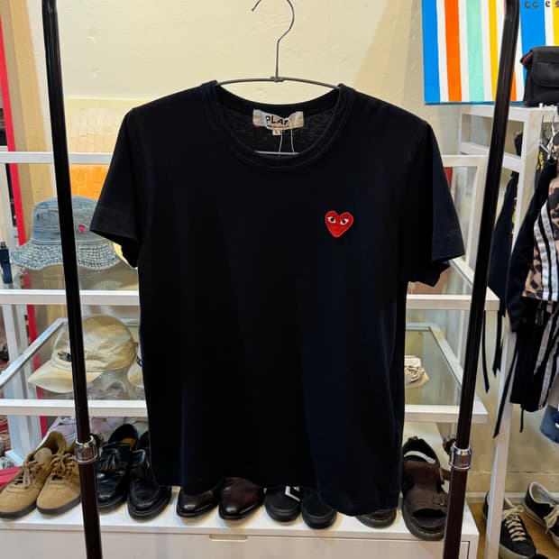 꼼데가르송 레드와펜 블랙반팔티 L