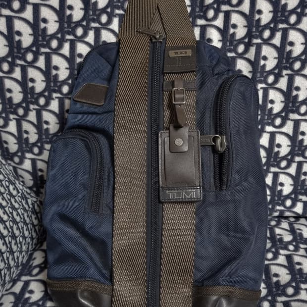 정품) 투미  알파  브라보  사라토가 슬링백 