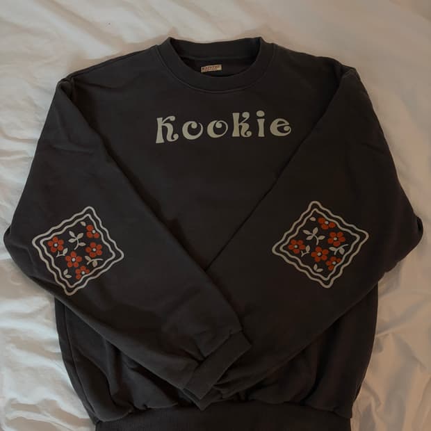 캐피탈 쿠키 잉크 맨투맨