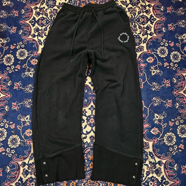 마뗑킴 턴업 티테일 스웨트 팬츠
Free size
