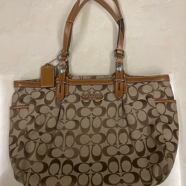 코치 시그니처 숄더백 브라운