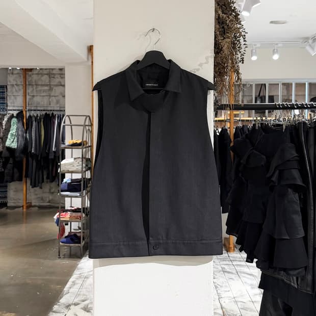 엠포리오 아르마니 차콜 매트 라인 하이넥 베스트 