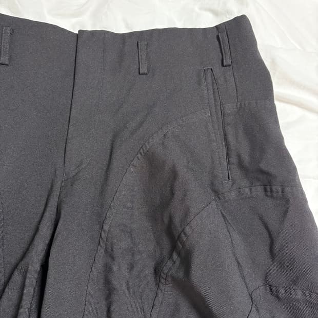 꼼데가르송 옴므플러스 / 25SS 패널 커브드 쇼츠 / XL