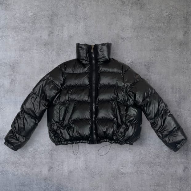칼라거펠트 블랙 폴란드 구스다운 유광 숏 패딩 90