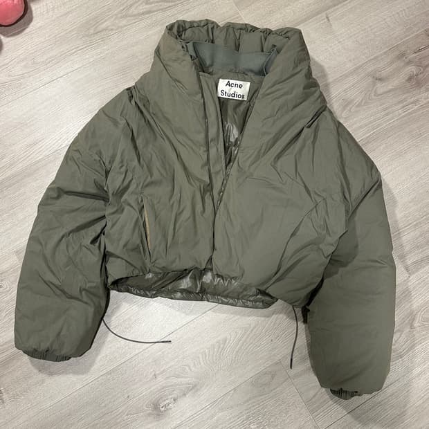 아크네 스튜디오 하이넥 크롭 패딩 카키