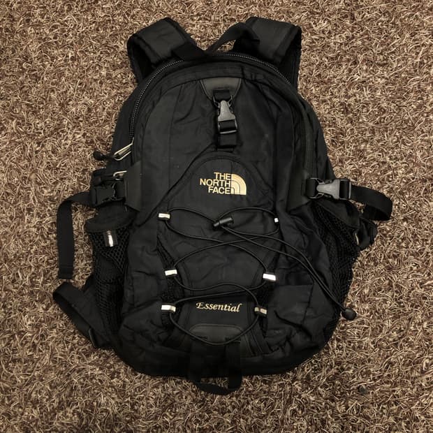 노스페이스 에센셜 20L 백팩