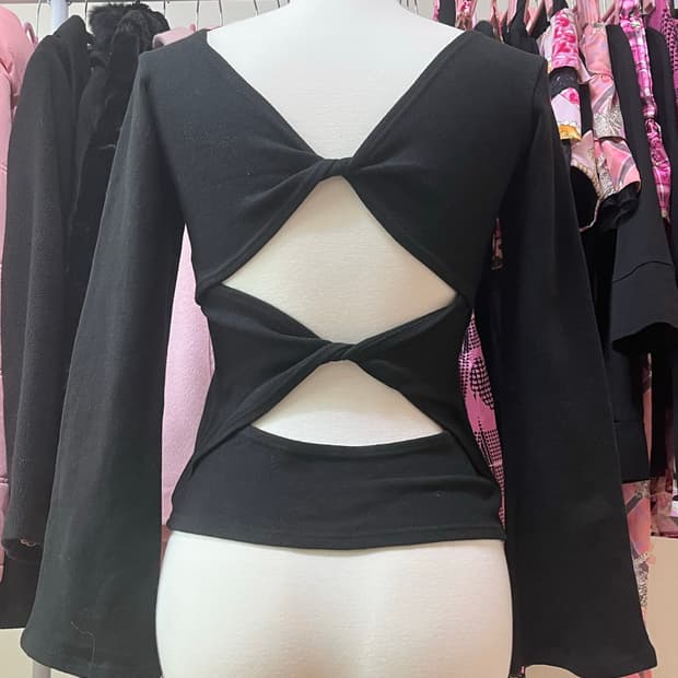 갸루 브이넥 블랙 백트임 탑 