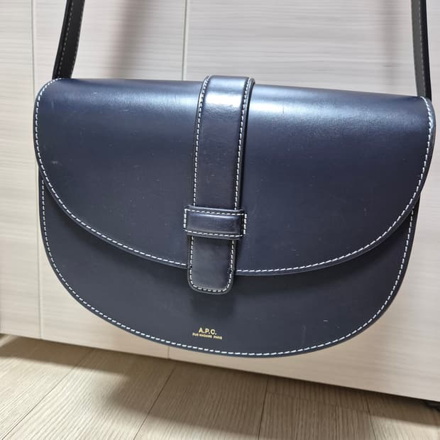 (정품) A.P.C. 아페쎄 하프문 가죽 크로스 가방