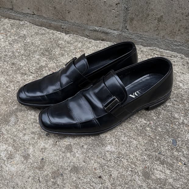 프라다 스트랩 버클 로퍼