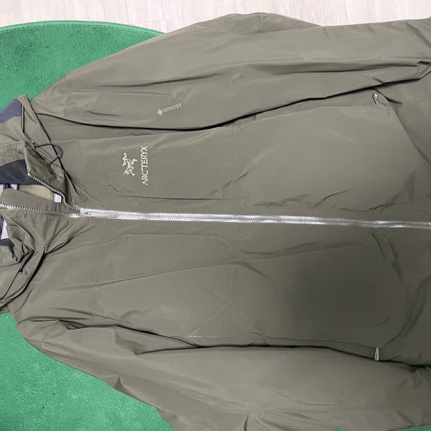 아크테릭스 피션SV 카키색 M사이즈 판매합니다