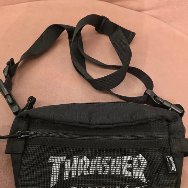 트래셔(THRASHER) 메쉬 로고 미니 크로스백 / 블랙