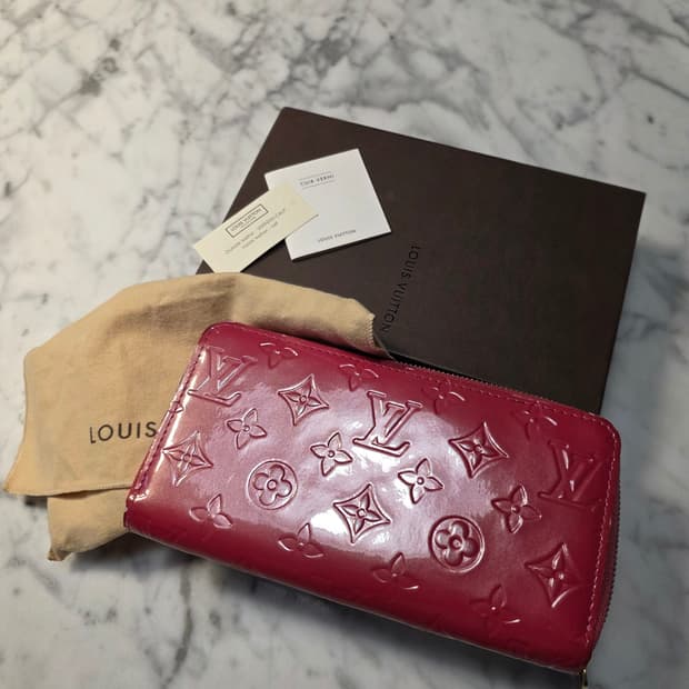 루이비통 베르니 애나멜 장지갑 핑크 지피월렛