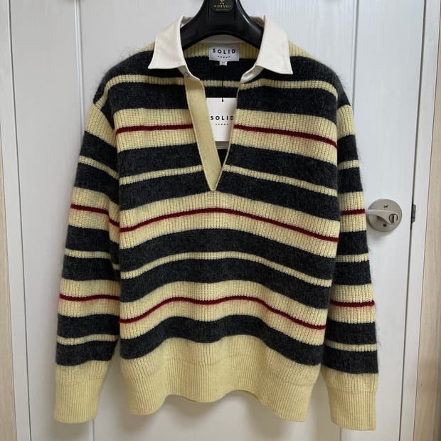 (25새상품)솔리드옴므 옐로우 스트라이프 오픈 칼라 니트