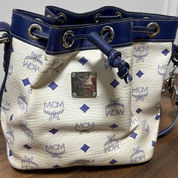 MCM 비세토스 화이트&블루 드로우스트링 버킷백 
