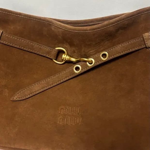 미우미우 아방뛰르 스웨이드 미디엄