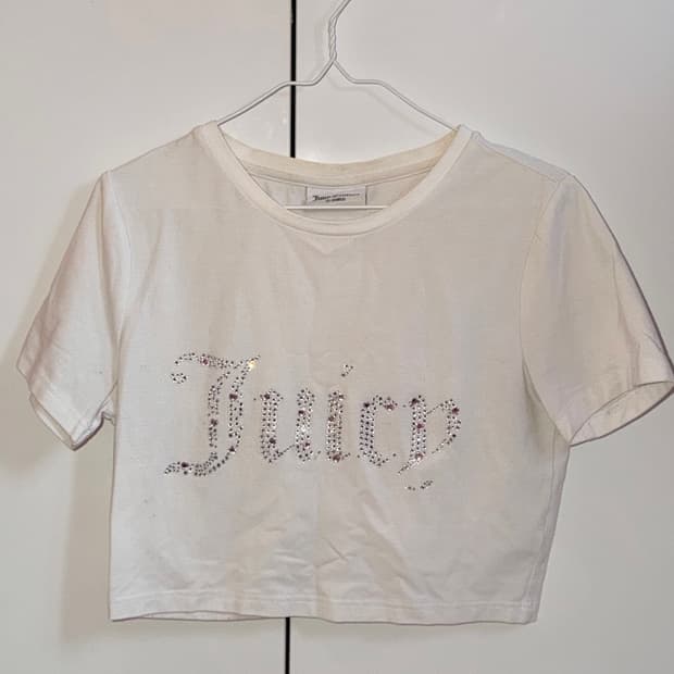 쥬시꾸뛰르 큐빅 로고 크롭 반팔티