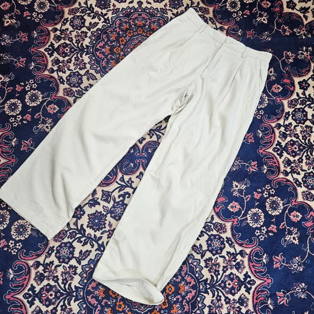 무신사스탠다드 23FW 핀턱 코듀로이 팬츠 31size