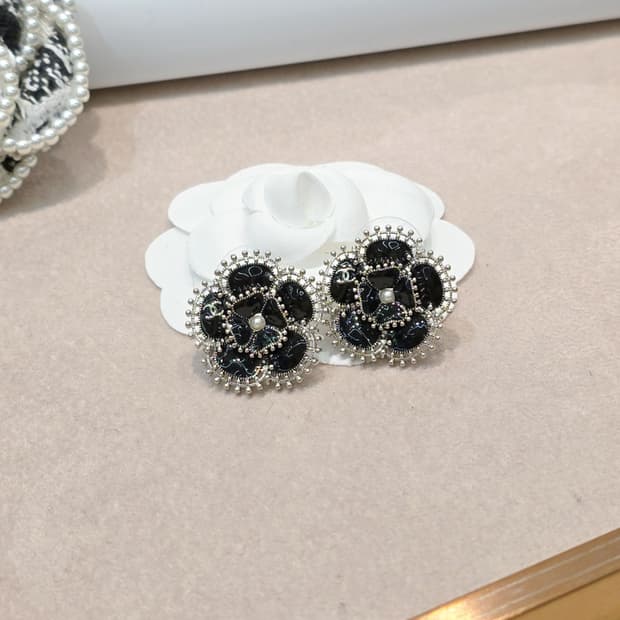 빈티지 샤넬 블랙 꽃 업사이클링 귀걸이