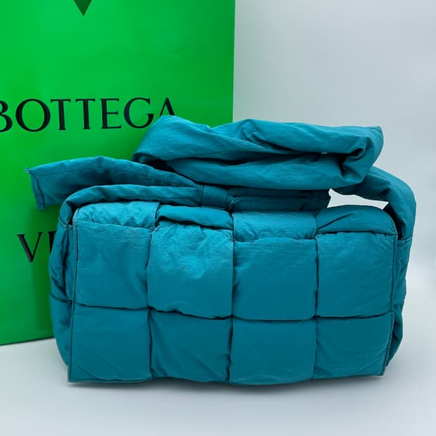 [ 정품 ] 보테가베네타 패딩 카세트백 블루그린, 최저가